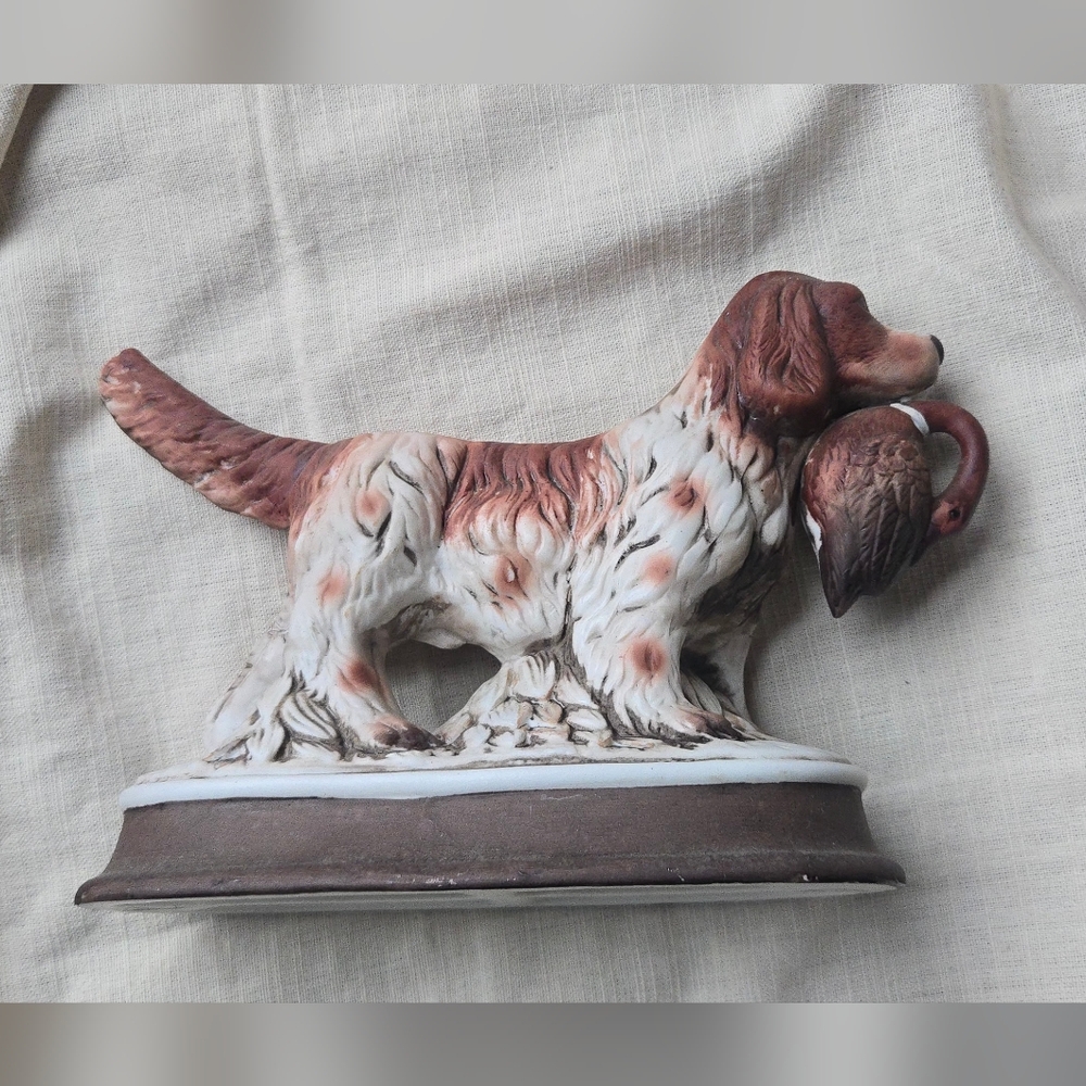 Vinntage Springer Spaniel hunting dog porcelain figurine with a bird